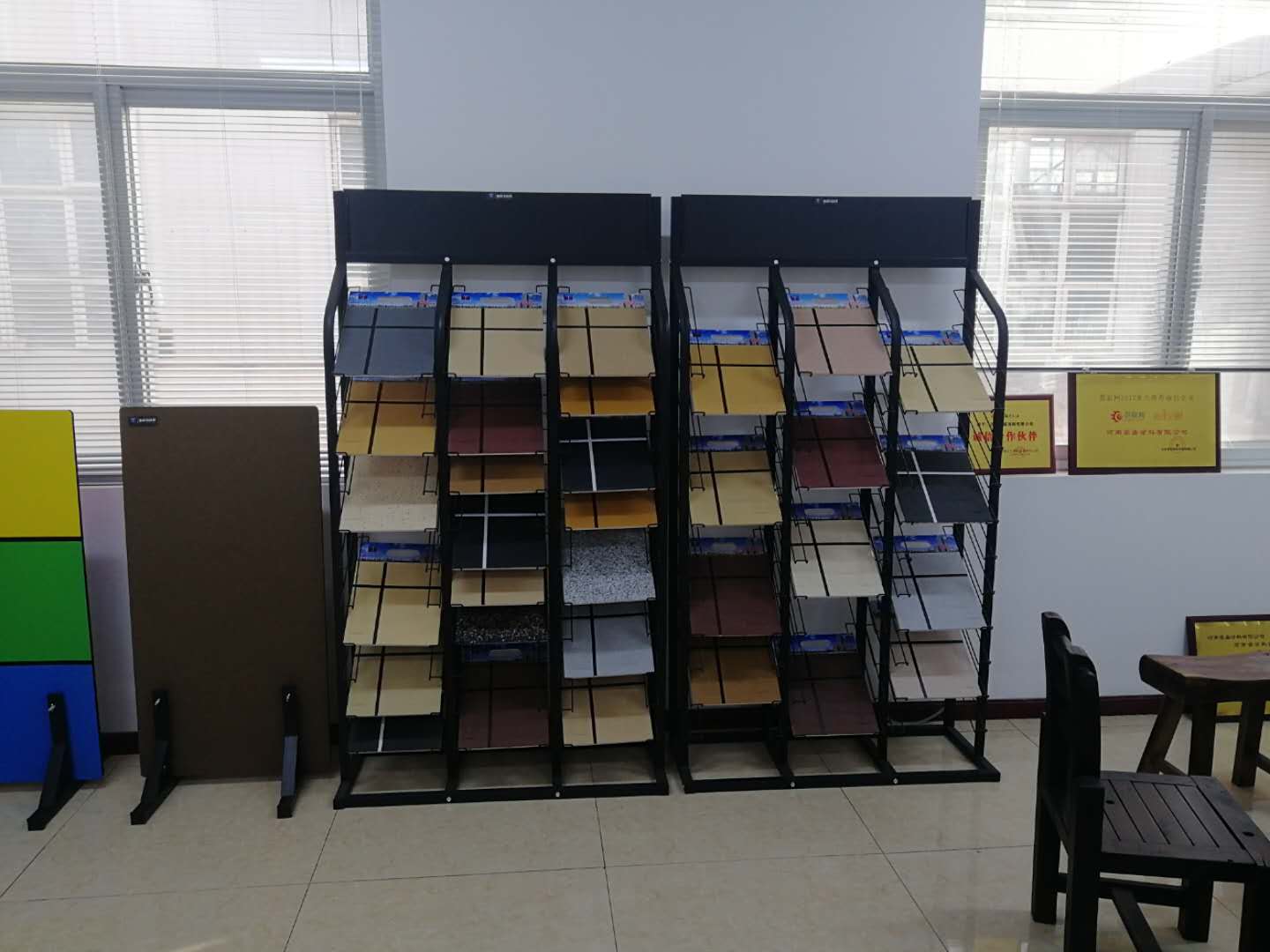 ?冠晶石和水包砂外墻涂料的區別，你知道多少